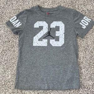 Jordan boys size 6 gray logo tee w/ sleeve detail